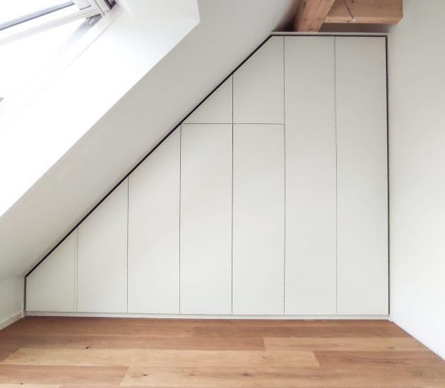 Weißer deckenhoher Dachschrägenschrank